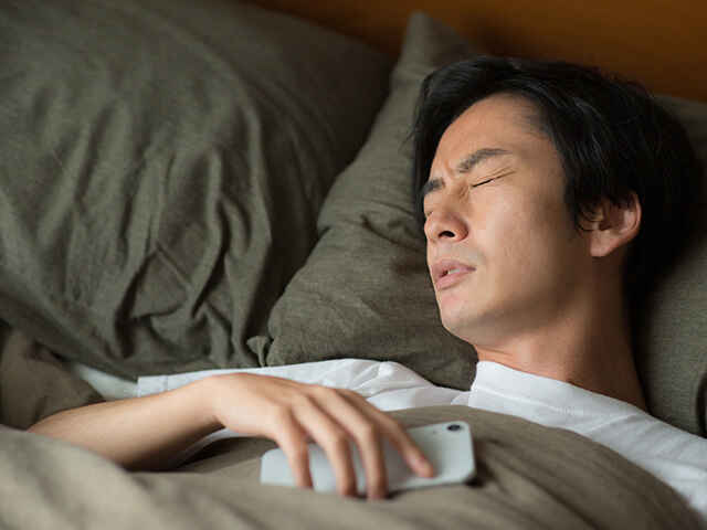 スマホの使い過ぎで不眠に繋がる？